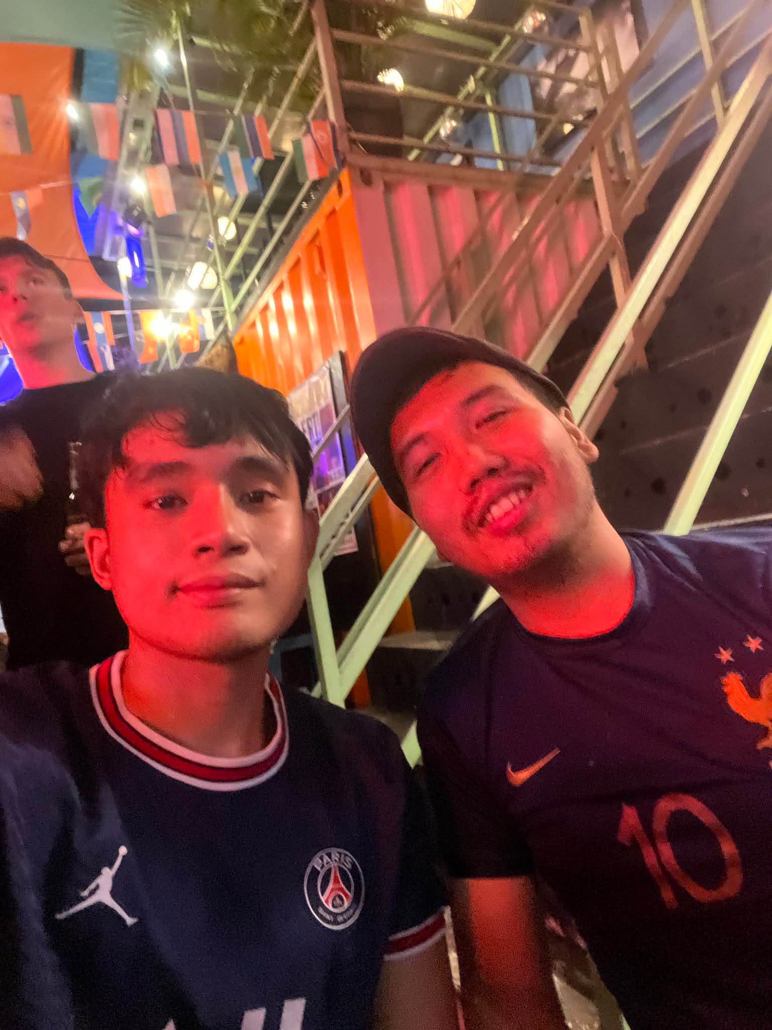 Aljohn et un ami regardent un match de la France à Poblacion