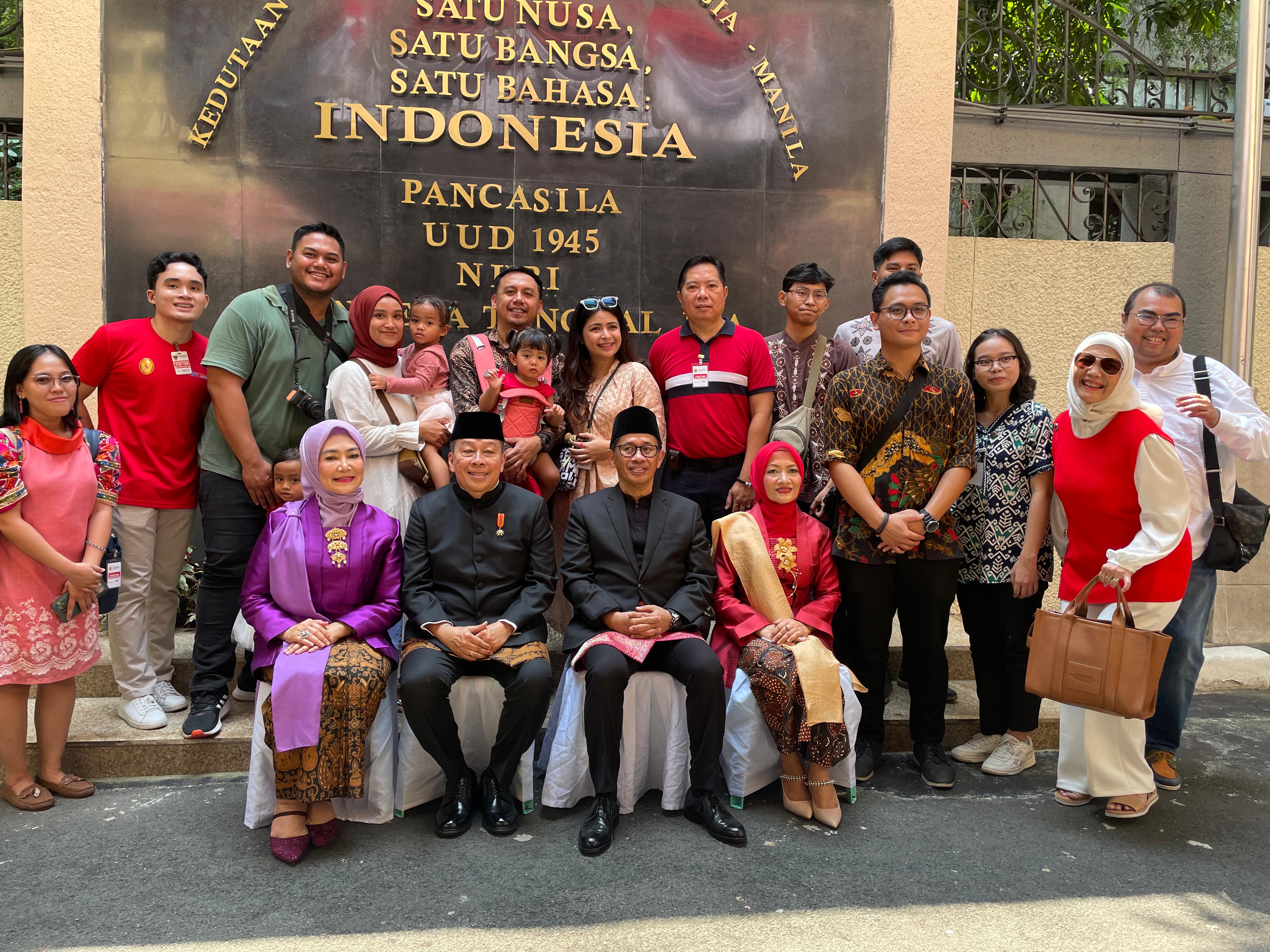 Aljohn bersama Duta Besar Agus Widjojo dan para peserta perayaan HUT RI ke-79 di Manila