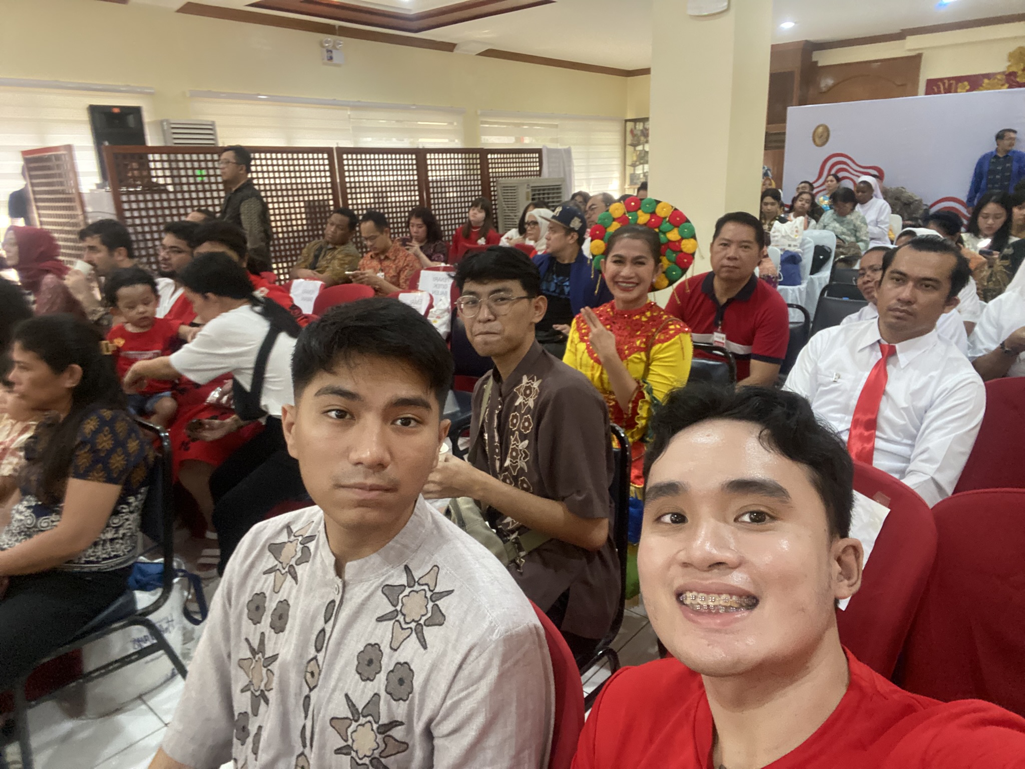 Aljohn bersama keluarga Indonesia–Filipina dalam perayaan KBRI Manila
