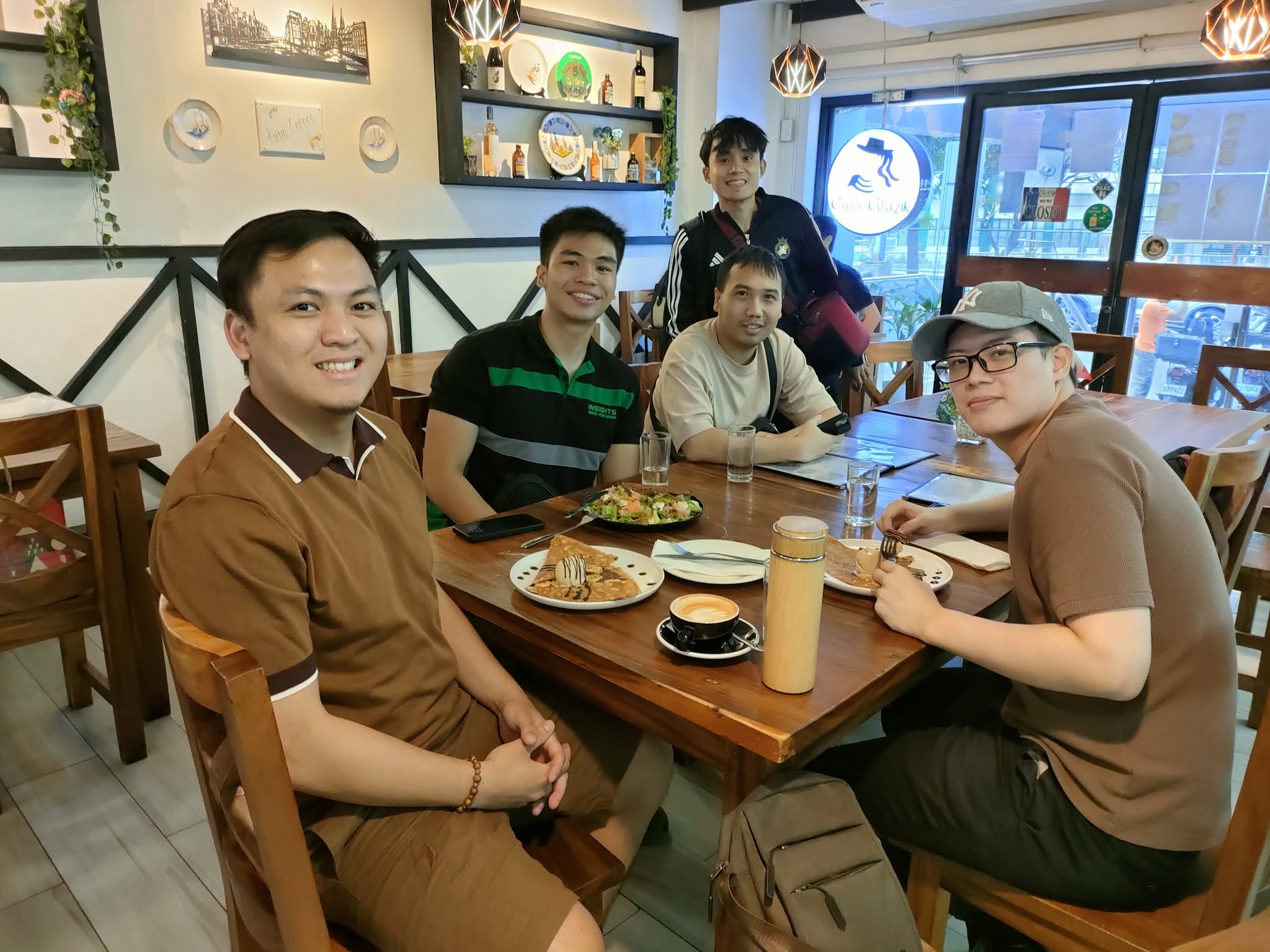 Aljohn et les membres de Saging Ça Va ? réunis autour d'une table