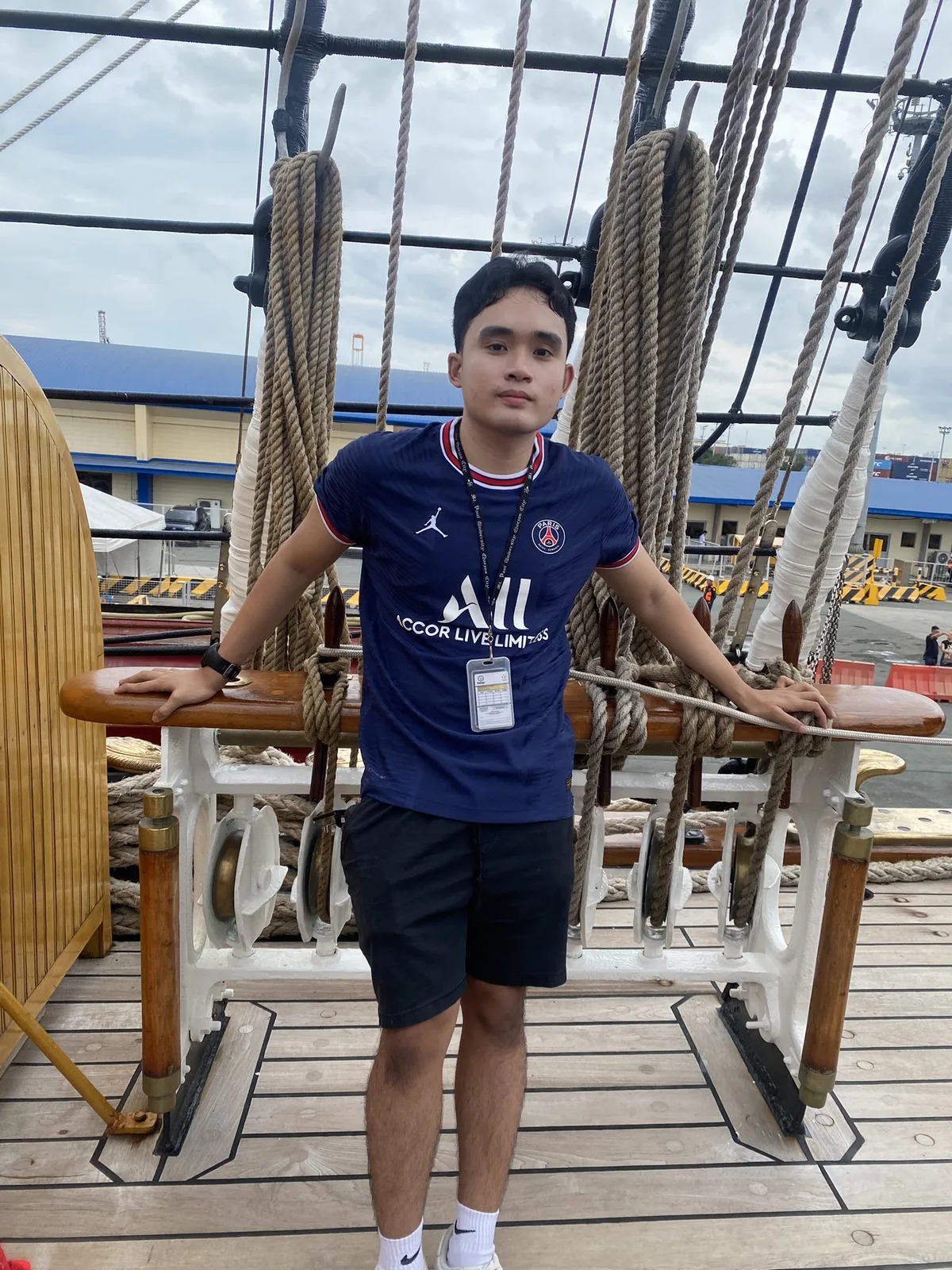 Aljohn sul ponte della nave Amerigo Vespucci
