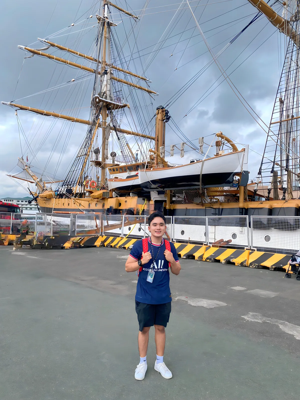 Aljohn davanti alla nave Amerigo Vespucci attraccata a Manila