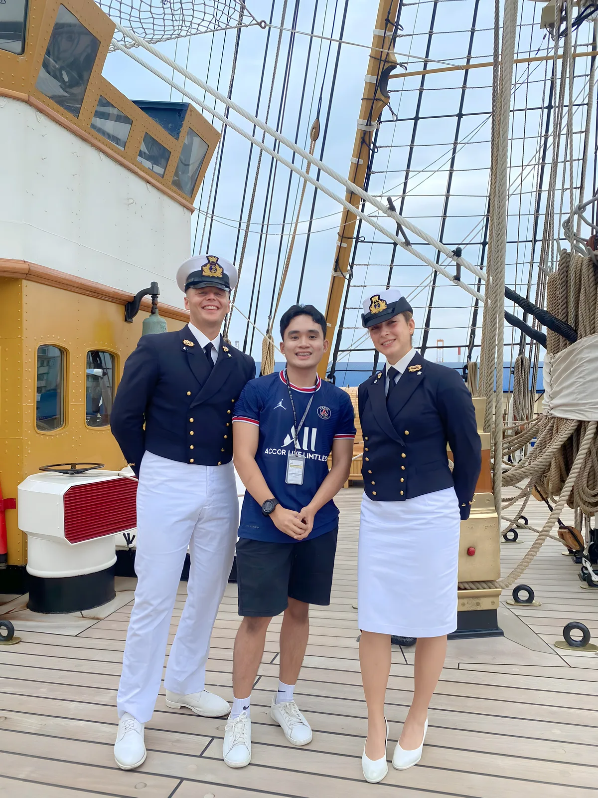 Aljohn con due cadetti sul ponte dell’Amerigo Vespucci