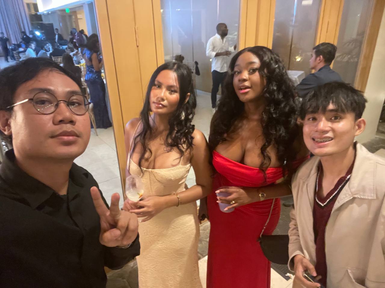 Aljohn com a criadora angolana Melly Chi e outros participantes durante uma gala africana nas Filipinas