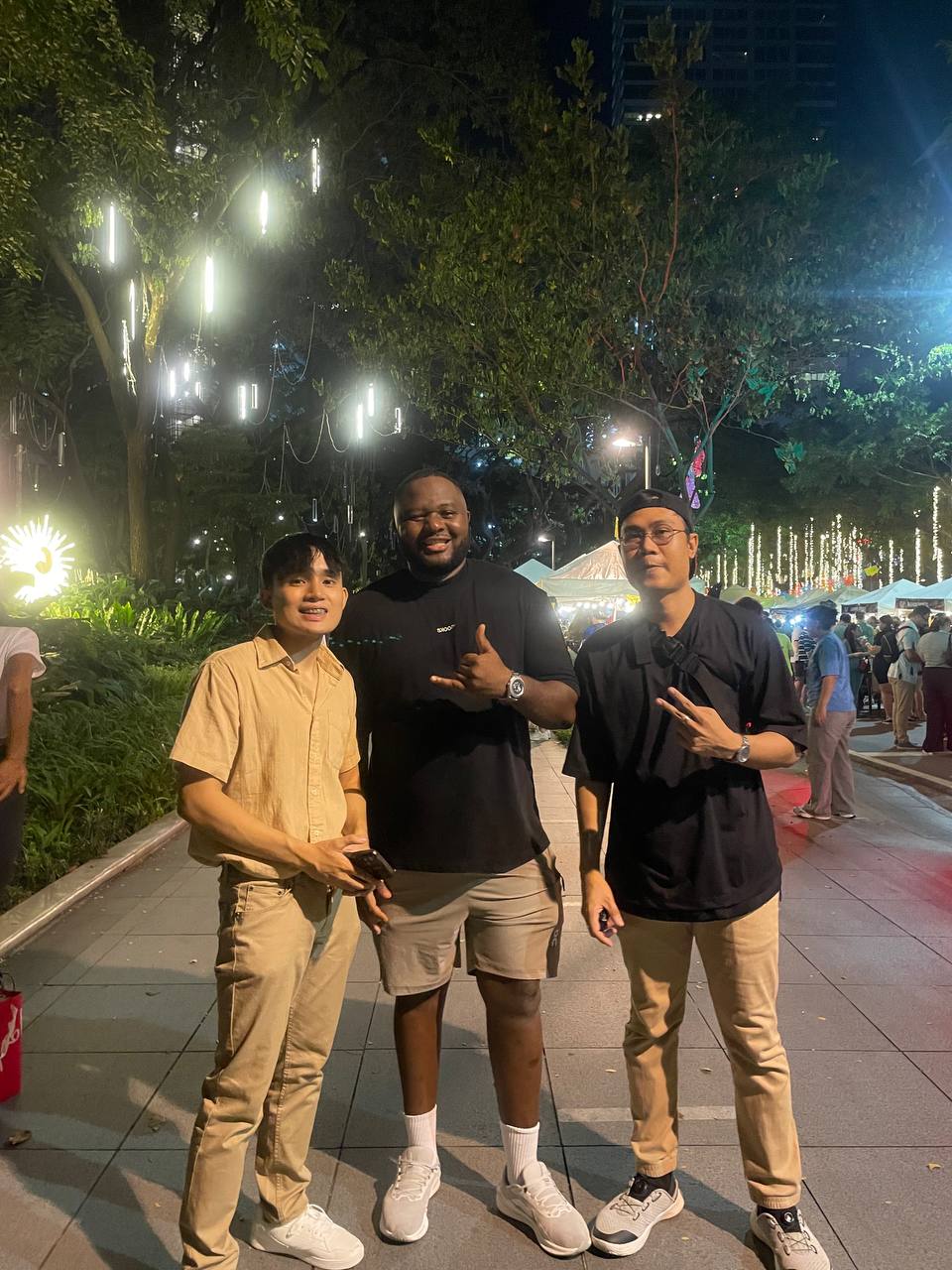 Aljohn, Calvin Castiel e outro participante em um encontro ao ar livre à noite